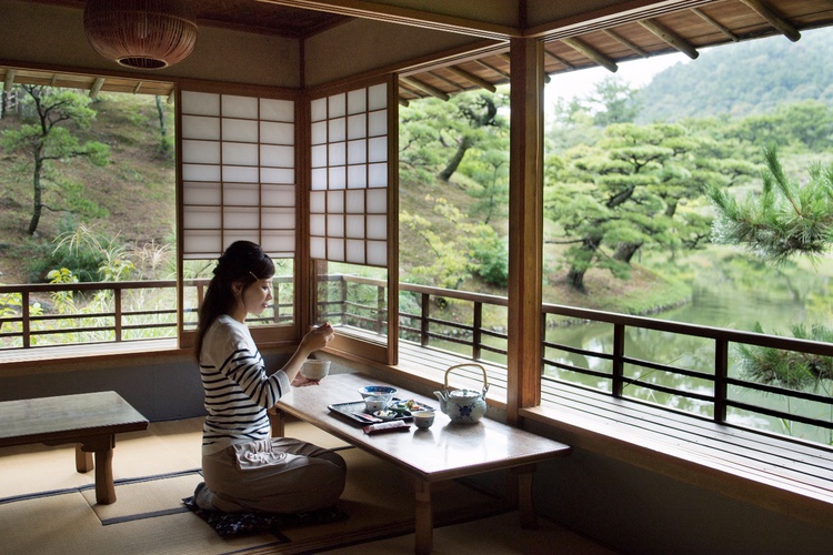 お茶室で朝粥をいただく雅な庭園時間