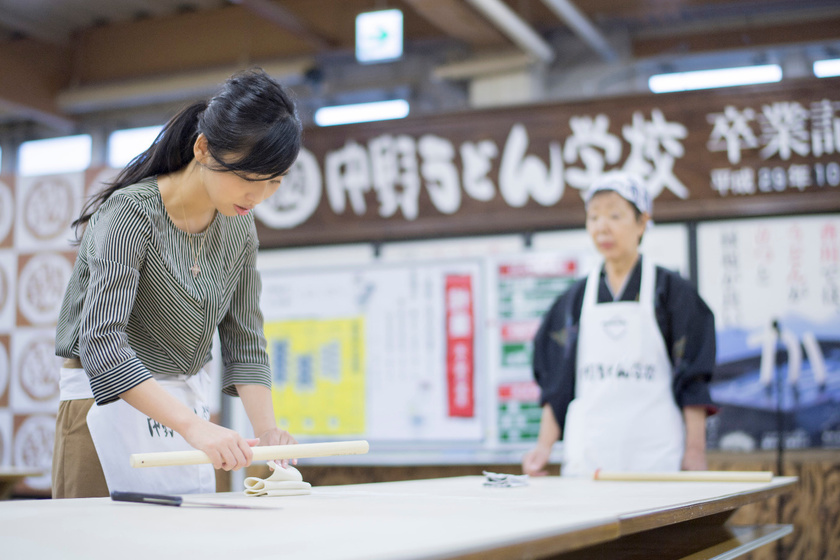 中野うどん学校生地の包丁切り