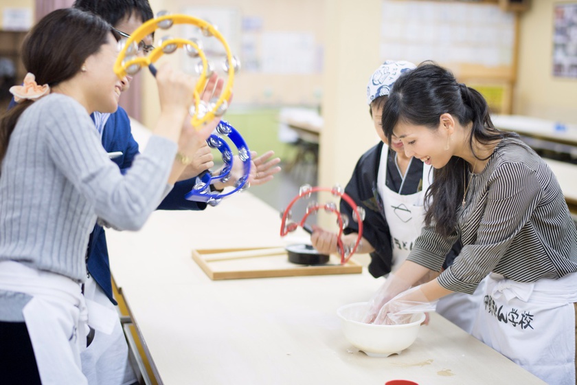 中野うどん学校粉と水を手早く混ぜる