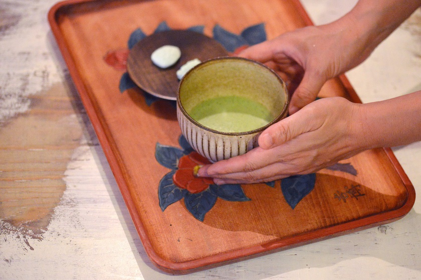 和三盆体験教室豆花で和三盆とお抹茶をいただく