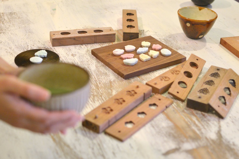 工芸品の菓子木型を使っての和三盆作り