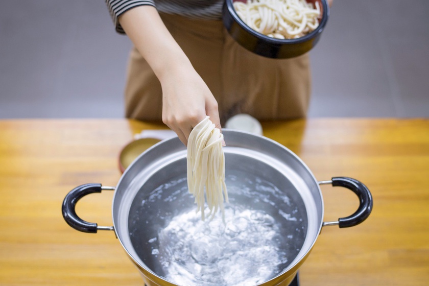 中野うどん学校麺をゆでる