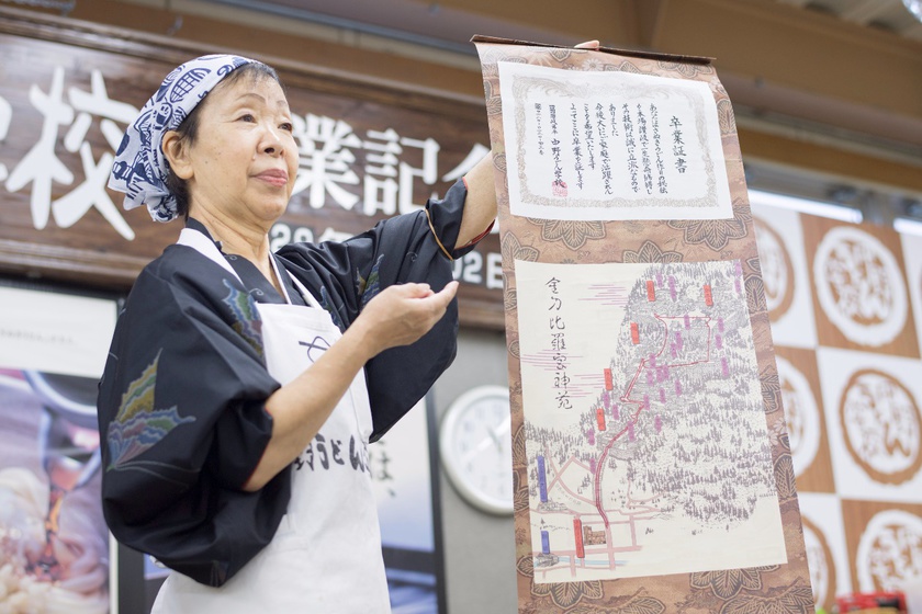 中野うどん学校秘伝レシピと卒業証書の掛け軸