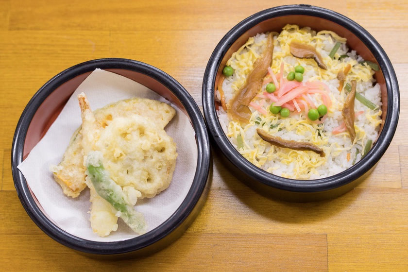 中野うどん学校天ぷらとちらし寿司