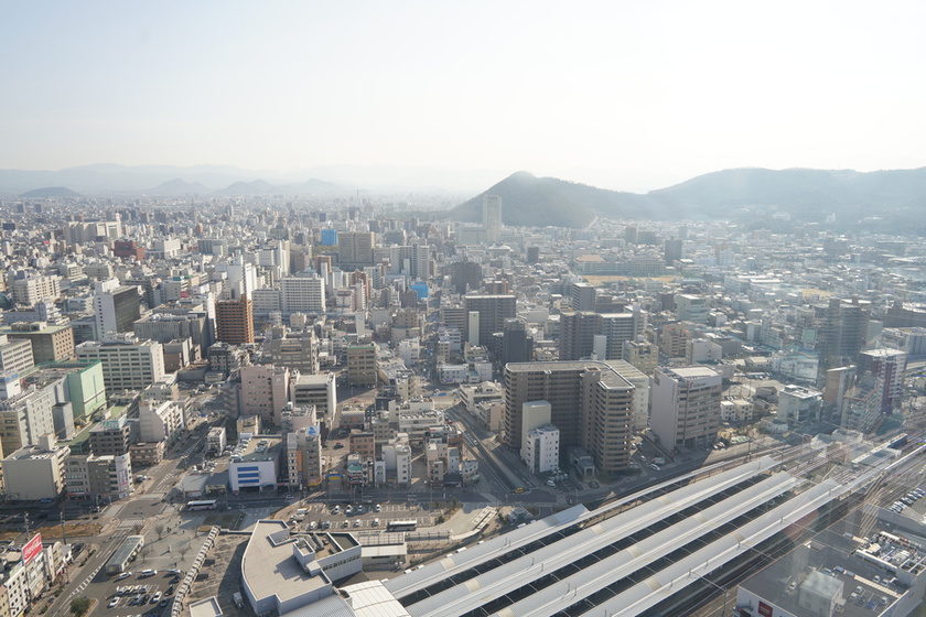 Speaking of mountains, the Shikoku Mountain Range stands to the south of Takamatsu City, cutting across Shikoku Island.