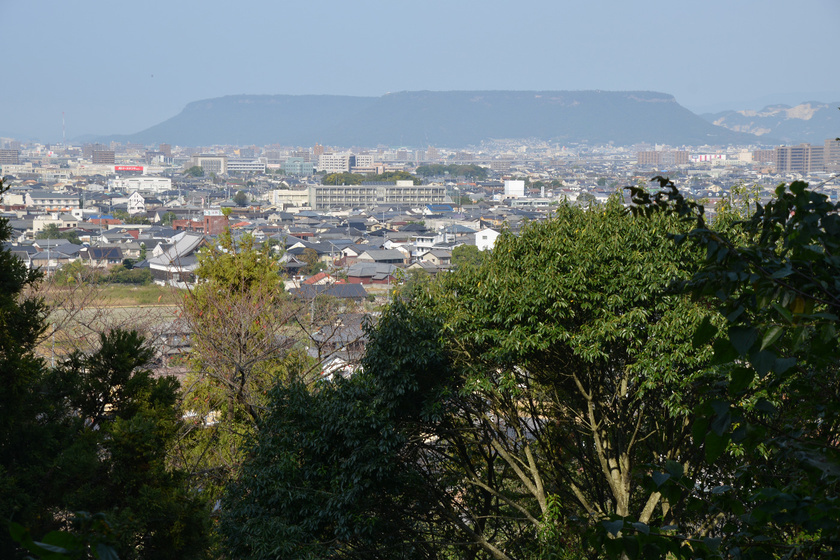 屋根のような形が特徴的な屋島