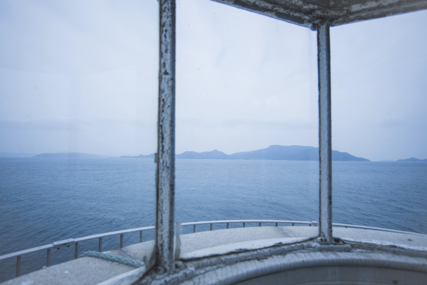 從燈塔上眺望，可以看到小至漁船大至游輪在瀨戶內海上穿梭