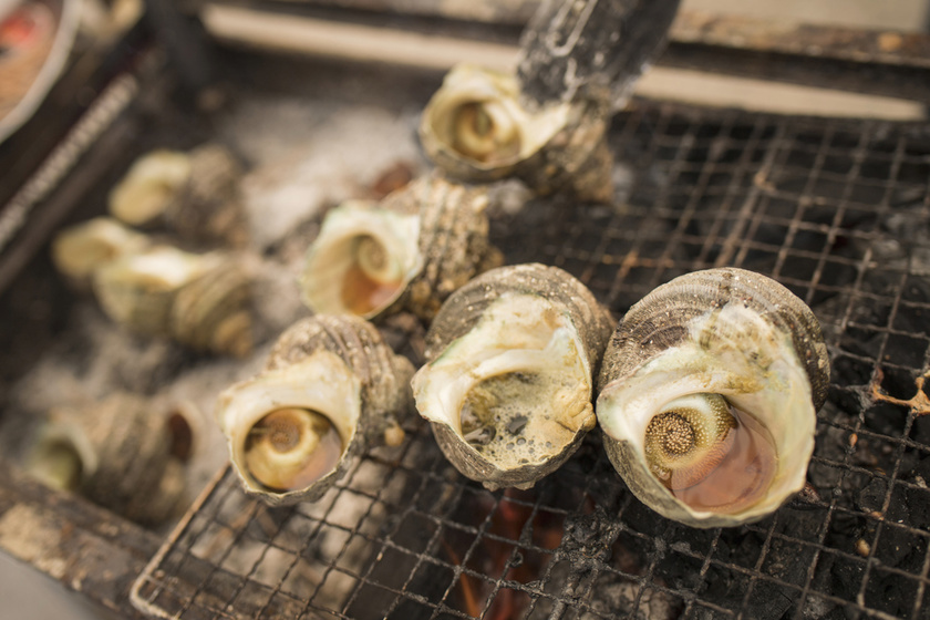 海鮮市場にはサザエのつぼ焼きなど島の海鮮グルメがまだまだあります