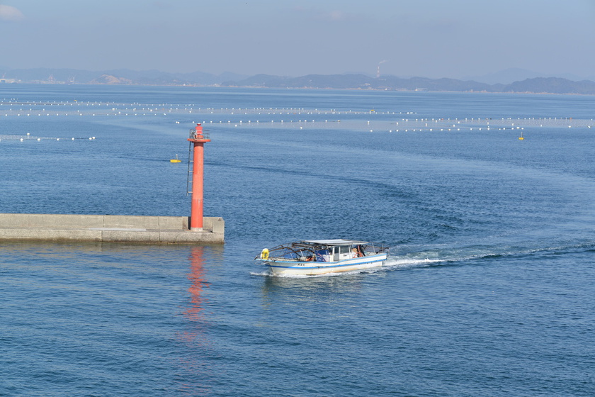 赤灯台と船