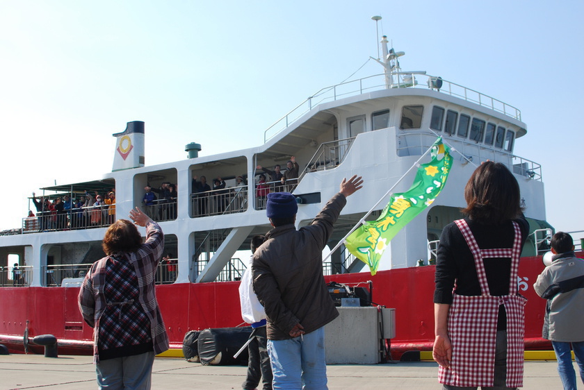 Many people bid farewell to the ferry