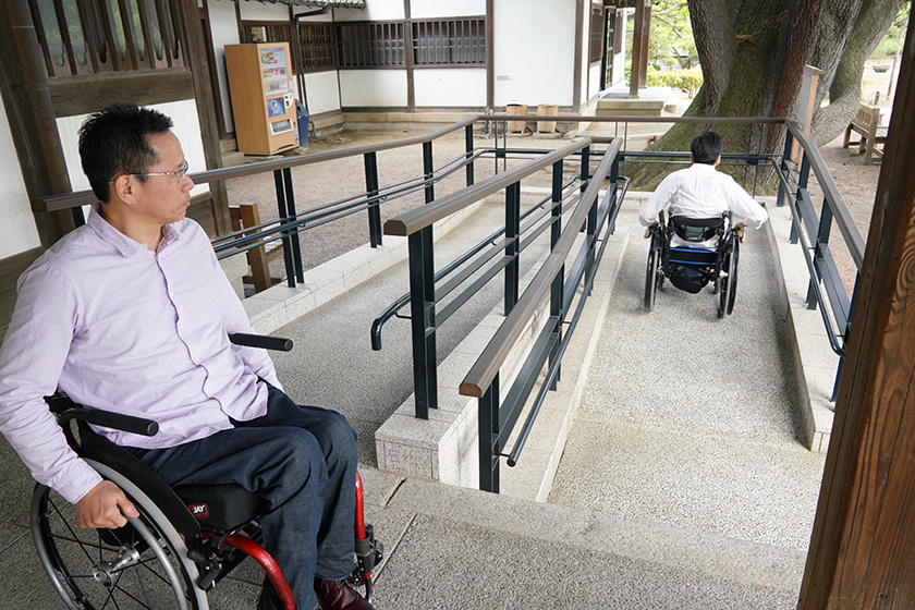 高松市栗林公園の商工奨励館はスロープのあるバリアフリー