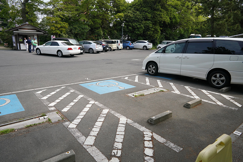 高松市栗林公園東門駐車場の車椅子対応駐車スペース