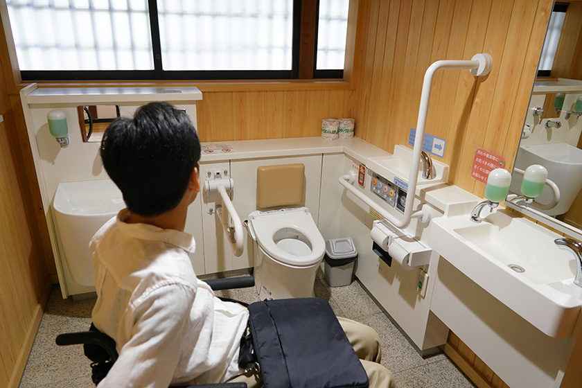 高松市栗林公園の商工奨励館は東館に車椅子対応トイレがある