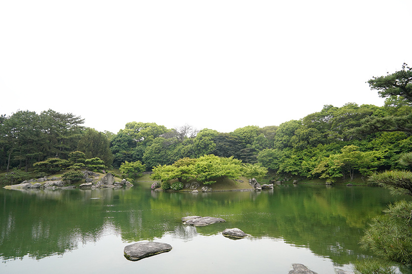 高松市栗林公園の緑に囲まれた静かな場所