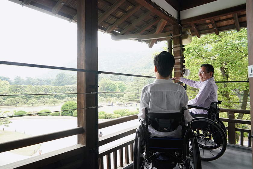 高松市栗林公園商工奨励館2階ベランダは車椅子でも余裕のある広さ