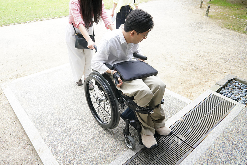 高松市栗林公園の南庭へでるにはところどころサポートが必要