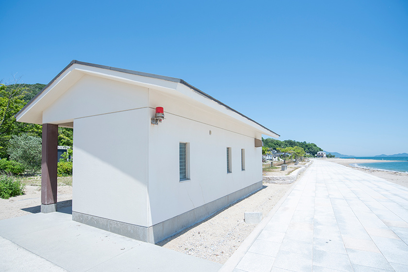 女木島弓ヶ浜ビーチにはシャワー室もトイレも完備されています