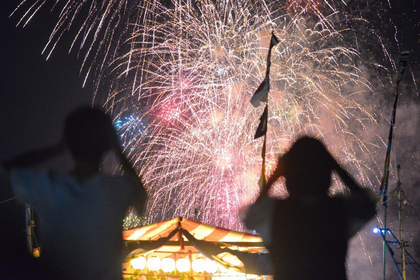 庵治・牟礼の船祭りでの花火