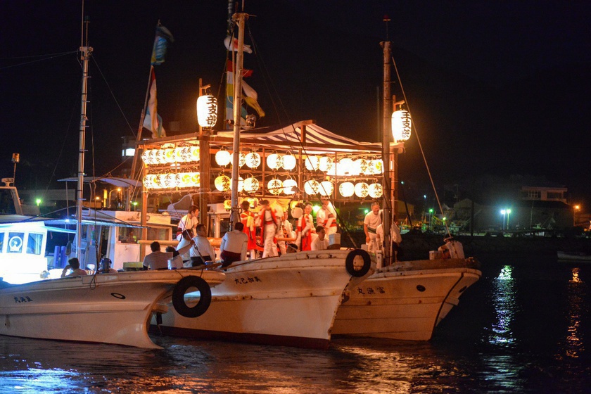 庵治・牟礼で夏に行われる船祭りでは船に神輿やだんじりが乗る