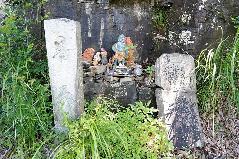 第84番札所・屋島寺へ続く遍路道「畳石」の前には西行法師の歌碑がある