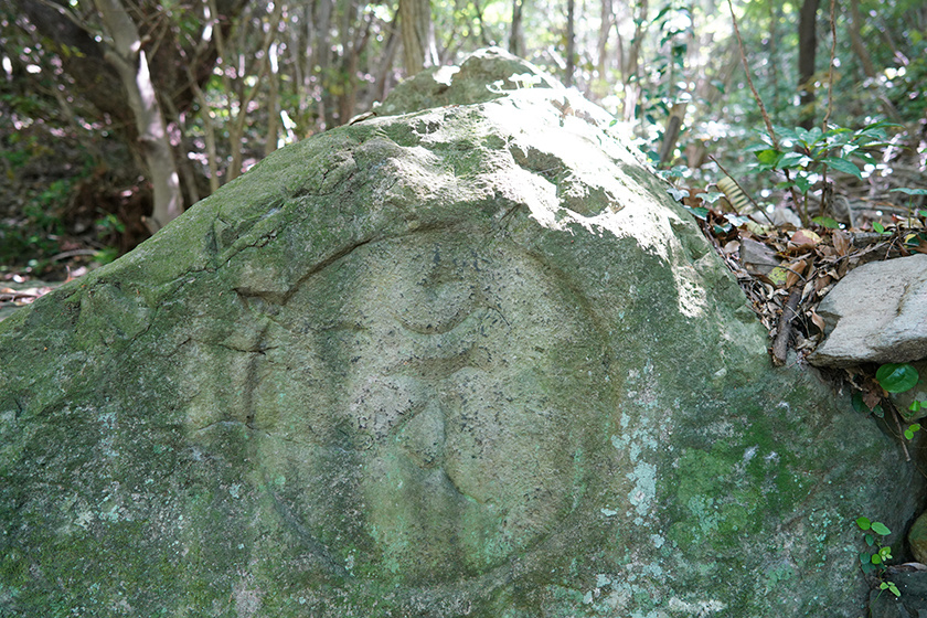 第84番札所・屋島寺へ続く遍路道「加持水」の石仏の脇には空海が記したといわれる梵字「阿吽」