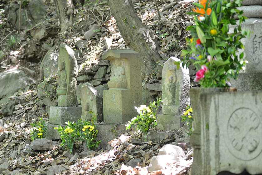 第84番札所・屋島寺へ続く遍路道中には小さなお地蔵様がいくつもある