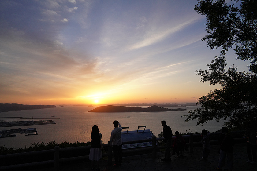 第84番札所屋島寺西側にある「獅子の霊巌」での夕陽