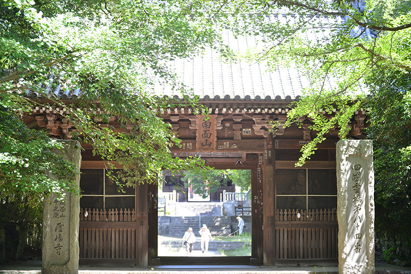 第84番札所・屋島寺の山門・仁王門