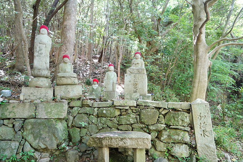 第84番札所・屋島寺へ続く遍路道で空海が水を飲もうと祈祷すると岩間から湧き出た「加持水」