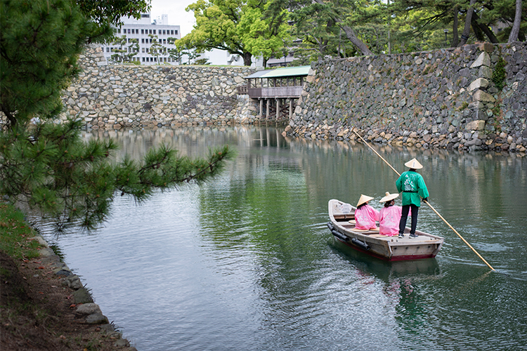 鯛をお供に殿様・姫様気分で“鯛”願城就の舟あそび