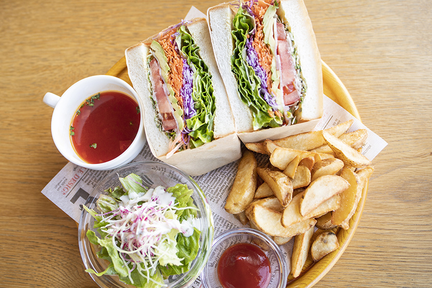 サンポート中央埠頭にある「ミケイラ」の「グリルベーコンと野菜たっぷりのサンドイッチ」ランチ