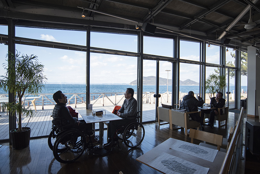 サンポート中央埠頭にあるカジュアルレストラン「ミケイラ」は車いすでも移動しやすい店内
