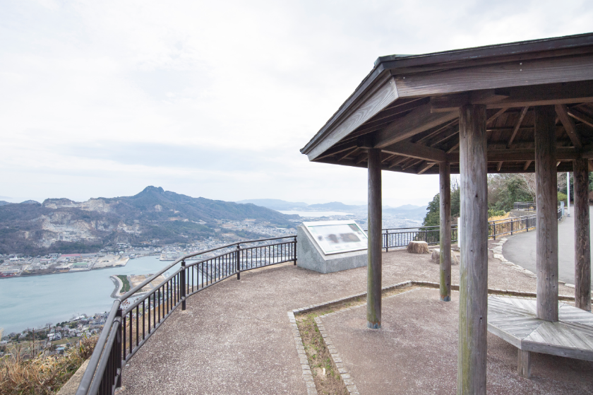 	 屋島山頂の展望台「談古嶺」からの庵治石の採石場の眺め