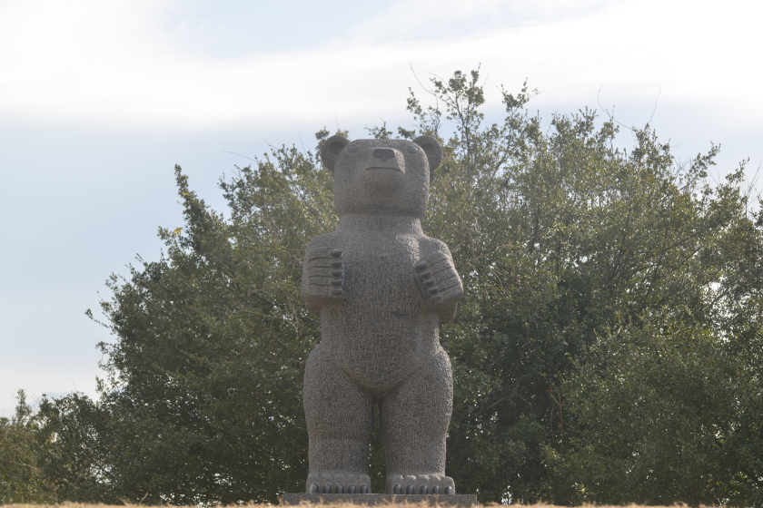 道の駅　源平の里むれの房前公園にある三沢厚彦の石彫作品