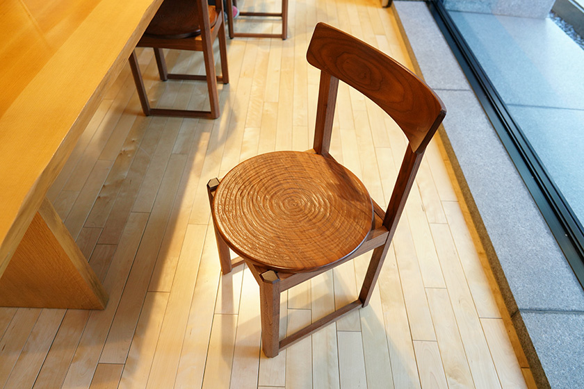 香川漆器の塗技法 象谷(ぞうこ)塗りの椅子