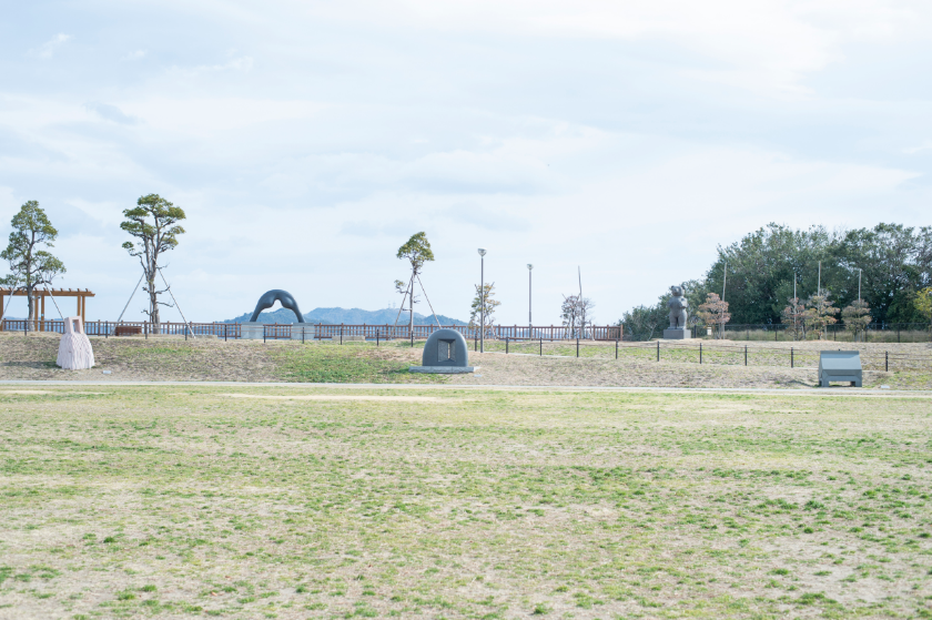 道の駅源平の里むれの房前公園には遊具として楽しめる石彫作品もある