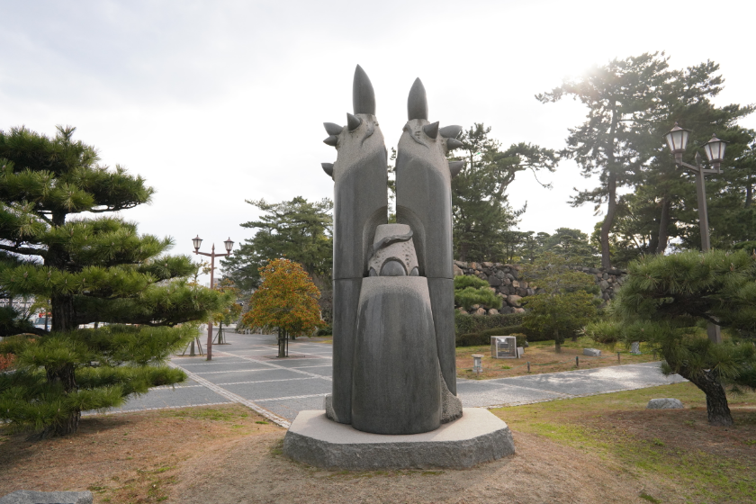 高松港周辺にある井上麦「地表より-森」