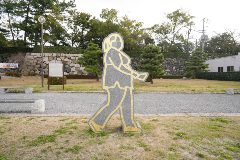 芸術祭のことでん高松築港駅のすぐ側にある石彫アート「看護師」