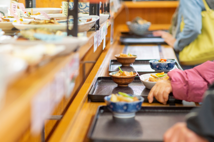 道の駅源平の里むれにある海鮮食堂「じゃこや」では定食をならんだ小鉢からカスタマイズできる