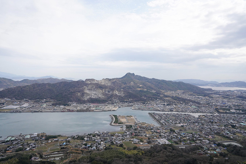 屋島からは庵治石の切り場が眺められる