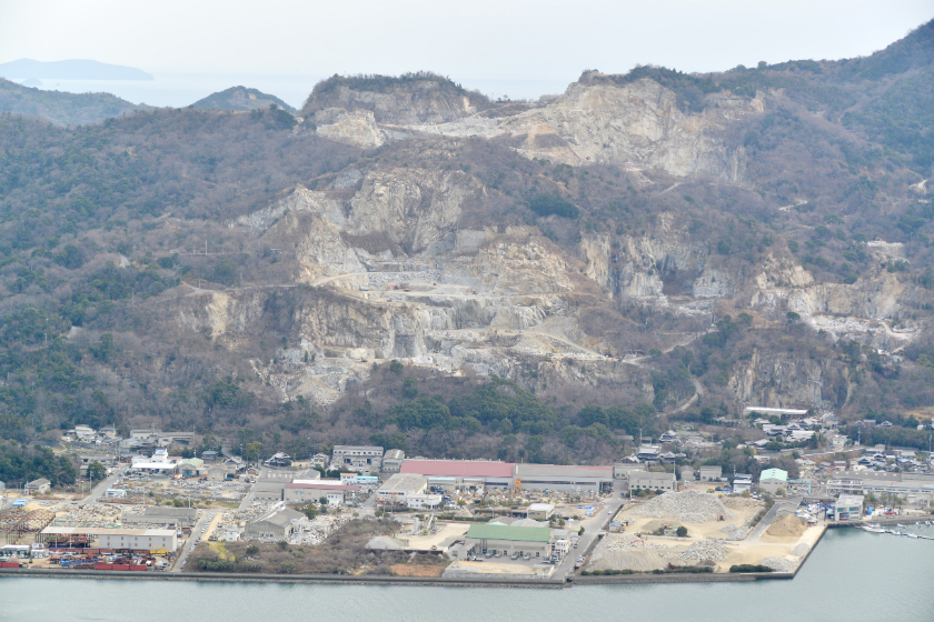 岩盤がむき出しになっている庵治石の採石場