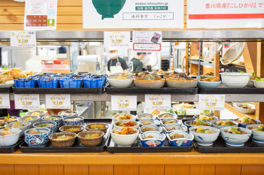 道の駅源平の里むれにある海鮮食堂「じゃこや」では定食をカスタマイズできる