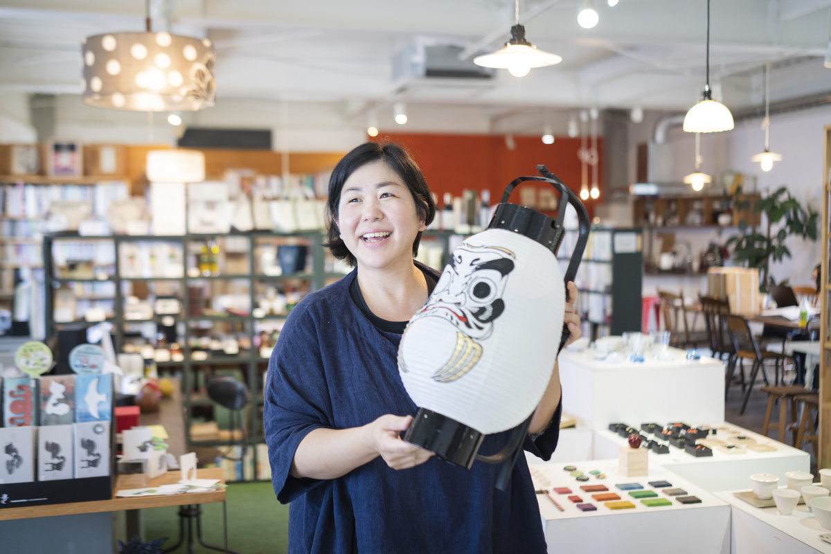 A recommended souvenir for them is Sanuki Chochin Daruma, or lanterns designed with the motif of a Daruma doll.They are traditional lucky charms in Kagawa.