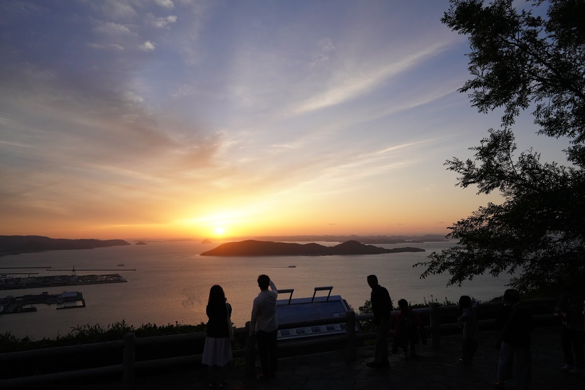 屋島山上には日本の夕陽・夜景ともに100選に認定された展望スポット・獅子の霊巌（ししのれいがん）があります