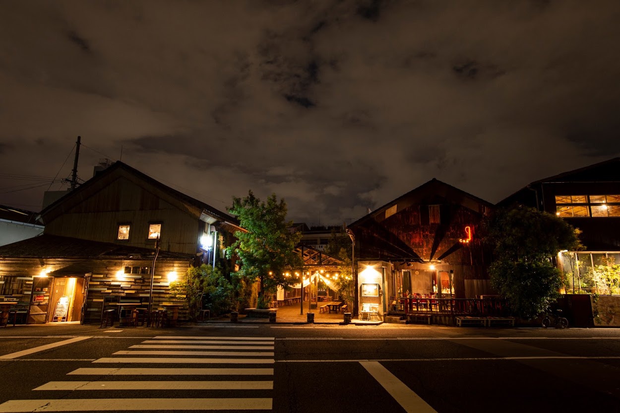 夕闇が迫り明かりの灯る北浜alley