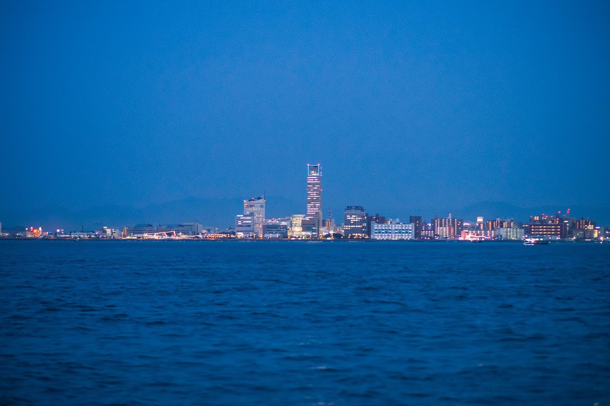 海上タクシーからのトワイライト高松市の夜景