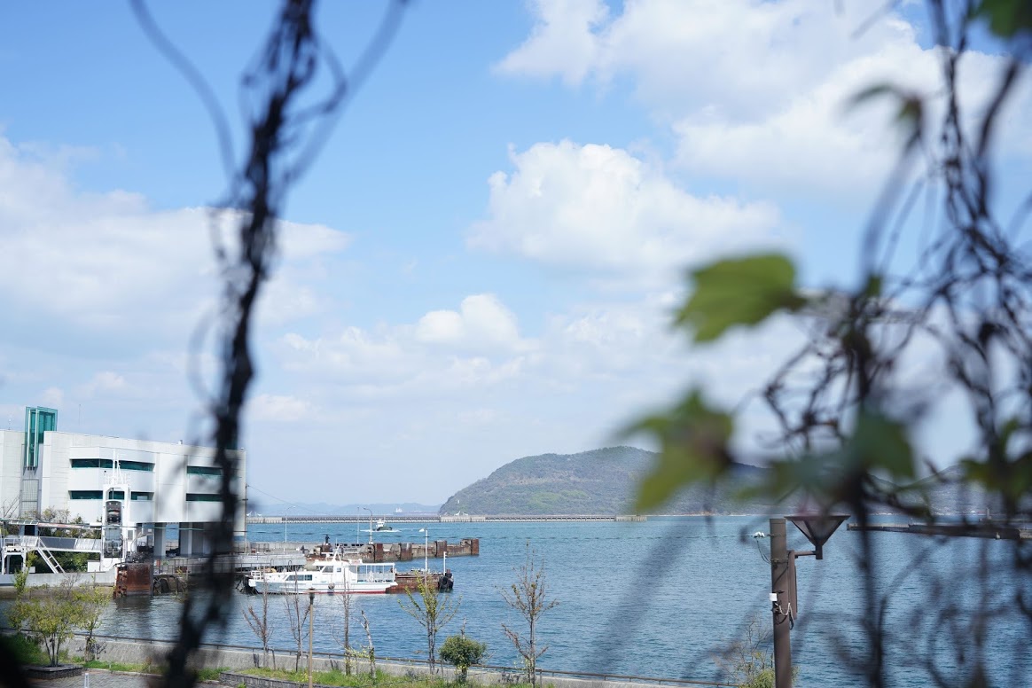 北浜alleyを少し歩くだけで、どこか懐かしい港町の雰囲気を感じられる