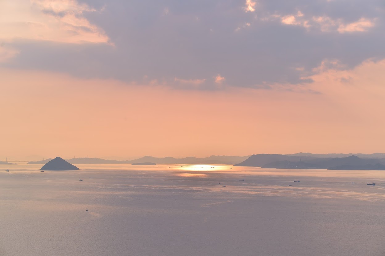 女木島の展望台がある鷲ヶ峰の山頂は瀬戸内の多島美を感じられるビュースポット