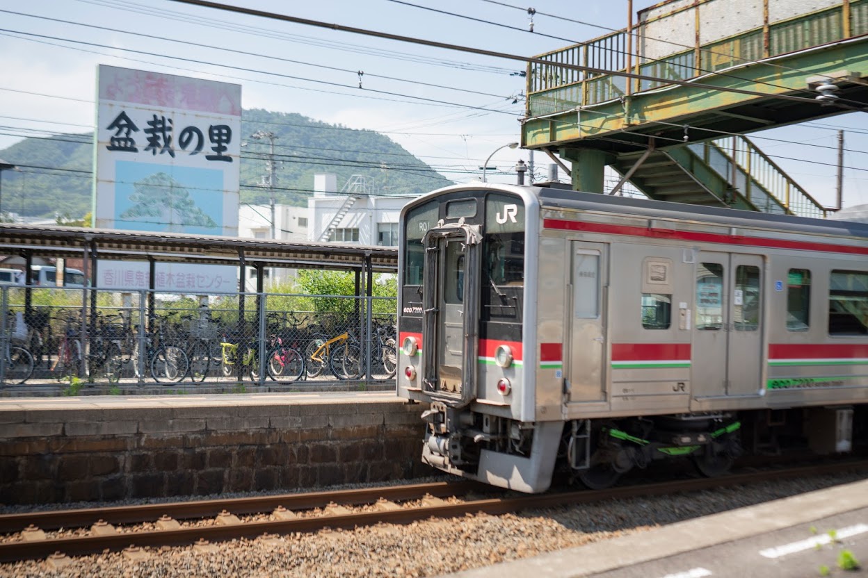 JR高松駅から電車で約10分のJR鬼無駅で降りると、徒歩数分圏内に盆栽園がたくさん