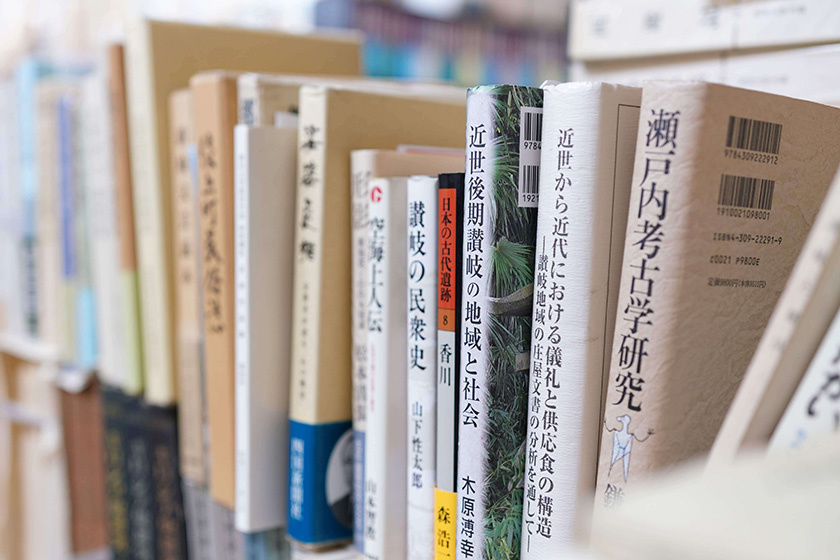 讃州堂書店には郷土資料を探して学者さんも訪ねてくる